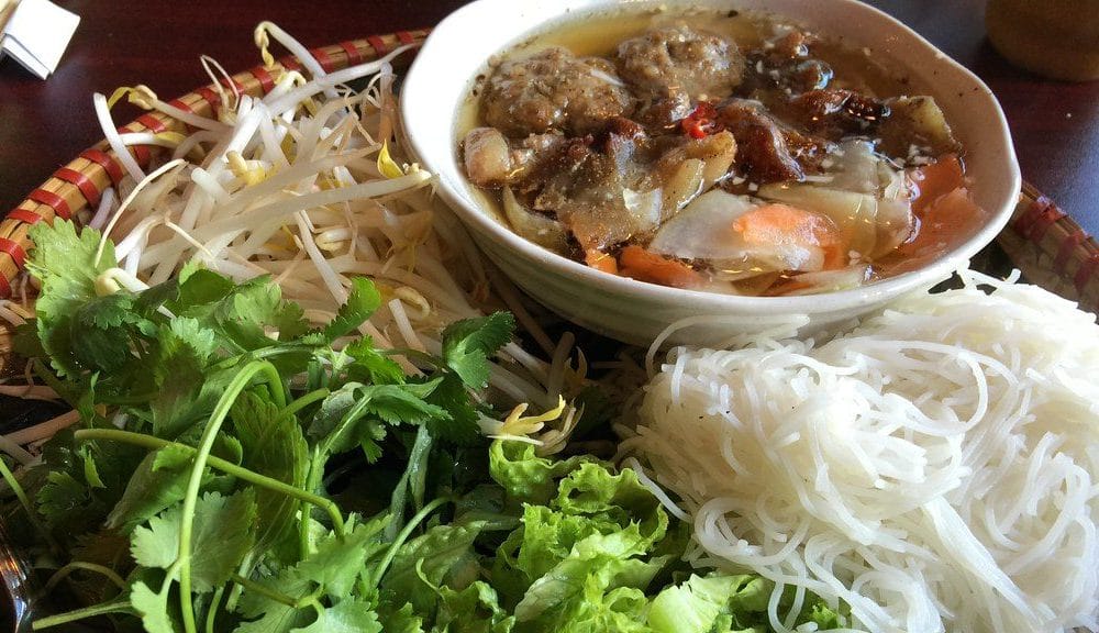 Review Friends Bar try a tasty bowl of b n ch Chao Hanoi