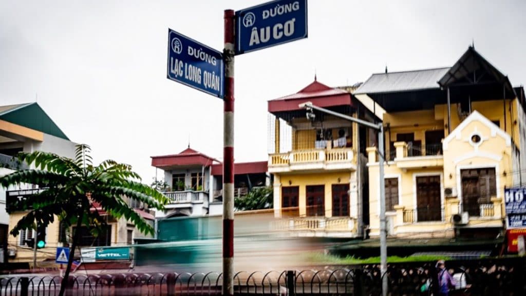 Au Co Long Lac Street Hanoi