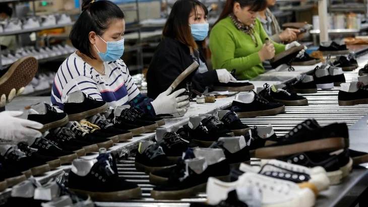 Factory Workers 16x9